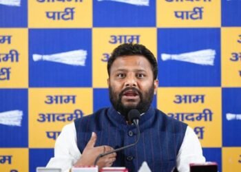 ‘AAP विधायक कुलदीप को उठा ले गई पुलिस’, सौरभ भारद्वाज के बाद केजरीवाल ने भी उठाए सवाल