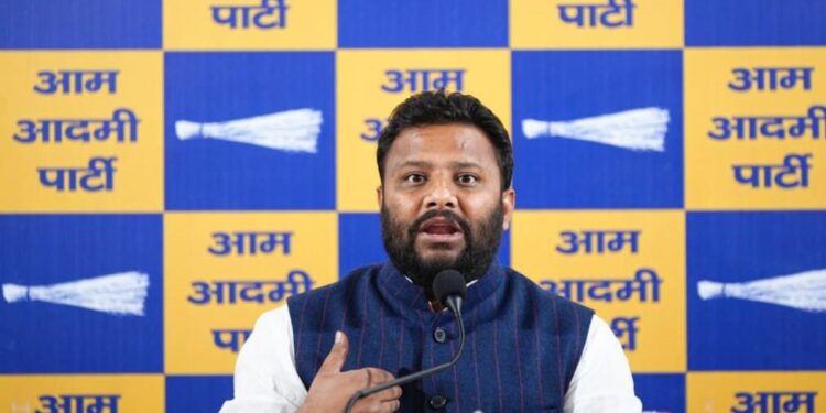 ‘AAP विधायक कुलदीप को उठा ले गई पुलिस’, सौरभ भारद्वाज के बाद केजरीवाल ने भी उठाए सवाल