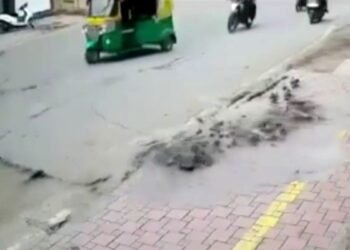 जिस सड़क पर खर्च हुए 40 करोड़, वही पानी की टेस्टिंग में धंसी; नीचे से फूटा सैलाब, कैमरे में कैद घटना