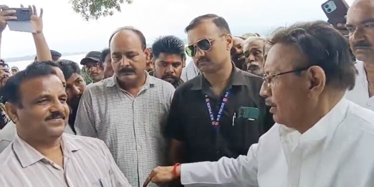 ‘मैं विदेश से पढ़ा इंजीनियर हूं…’, तालाब में रिसाव देख भड़के विधायक, इंजीनियर को सरेआम गिना दीं डिग्रियां