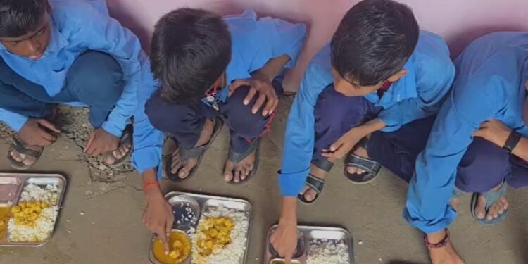 बिहार के अरवल में मिड-डे मील पर सवाल, बच्चों को परोसे जाने वाले खाने में मिले कीड़े