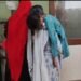 बिहार: स्ट्रेचर नहीं मिला तो बेटी को गोद में लेकर अस्पताल में भटकती रही मां, वीडियो वायरल