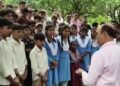 3 KM तक कीचड़ भरे रास्ते की कहानी… सड़क का वीडियो दिखाने स्कूल ड्रेस में कलेक्टर ऑफिस पहुंचे बच्चे