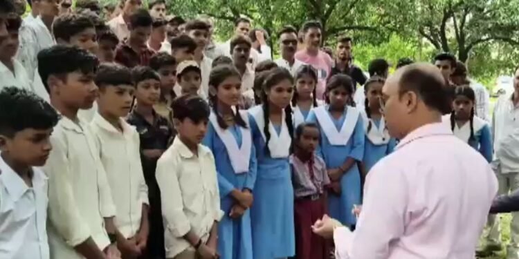 3 KM तक कीचड़ भरे रास्ते की कहानी… सड़क का वीडियो दिखाने स्कूल ड्रेस में कलेक्टर ऑफिस पहुंचे बच्चे