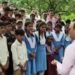 3 KM तक कीचड़ भरे रास्ते की कहानी… सड़क का वीडियो दिखाने स्कूल ड्रेस में कलेक्टर ऑफिस पहुंचे बच्चे