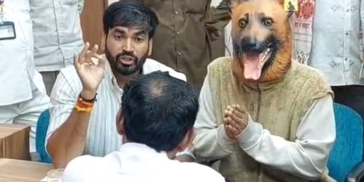 डॉगी बनकर क्यों घूम रहे दीपक राठौर, आजतक से बातचीत में बयां किया दर्द