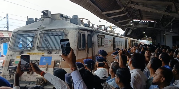 कर्पूरी ठाकुर के गांव को रेलवे का तोहफा, बिहार संपर्क क्रांति का शुरू हुआ स्टॉपेज, जानें टाइमिंग