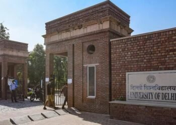 उम्मीदवार के साथ बस 5 छात्र, ‘वॉल ऑफ डेमोक्रेसी’ पर प्रचार… पूरी तरह बदल गया DUSU चुनाव