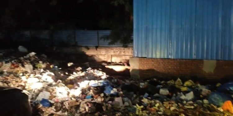 दिल्ली हुई कूड़ा-कूड़ा… साथी की हत्या के विरोध में धरने पर बैठे सफाई कर्मचारी, काम का किया बहिष्कार