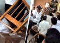 कांग्रेस पार्षद को वकीलों ने कुर्सियों से जमकर पीटा, बेबस खड़ी रही दिल्ली पुलिस, Video