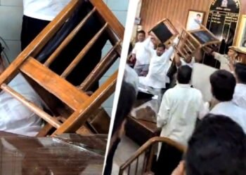 कांग्रेस पार्षद को वकीलों ने कुर्सियों से जमकर पीटा, बेबस खड़ी रही दिल्ली पुलिस, Video