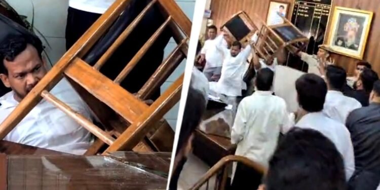कांग्रेस पार्षद को वकीलों ने कुर्सियों से जमकर पीटा, बेबस खड़ी रही दिल्ली पुलिस, Video