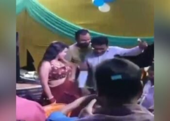 ‘दरवाजा खुला छोड़ आई, नींद के मारे…’ शराब, आर्केस्ट्रा और डांसर वाला वीडियो वायरल चौकीदार सस्पेंड