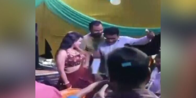 ‘दरवाजा खुला छोड़ आई, नींद के मारे…’ शराब, आर्केस्ट्रा और डांसर वाला वीडियो वायरल चौकीदार सस्पेंड