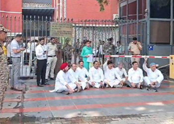 चुनाव आयोग के बाहर कांग्रेस नेताओं का धरना, उत्तराखंड में SIR में गड़बड़ी का विरोध