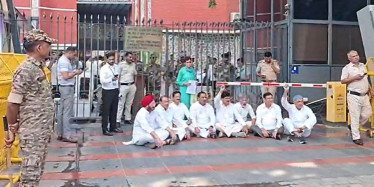 चुनाव आयोग के बाहर कांग्रेस नेताओं का धरना, उत्तराखंड में SIR में गड़बड़ी का विरोध