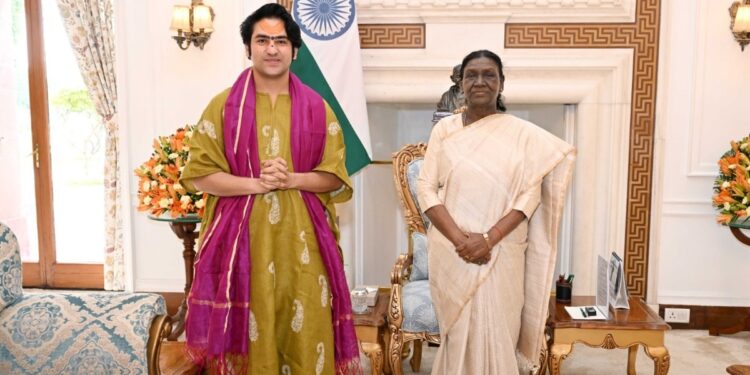 पंडित धीरेंद्र शास्त्री ने राष्ट्रपति से की मुलाकात, कन्या विवाह महोत्सव में शामिल होने का दिया न्योता