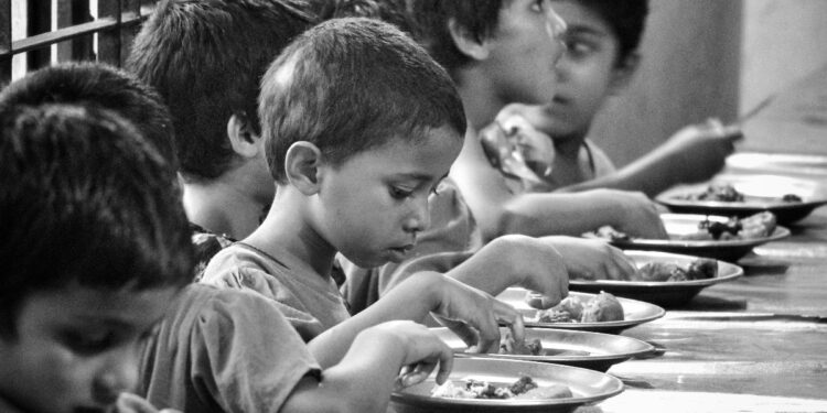 MP: 19 बच्चों की मौत से बड़ा सवाल, आदिवासी बच्चों तक वैक्सीन और पोषण क्यों नहीं पहुंच रहा?