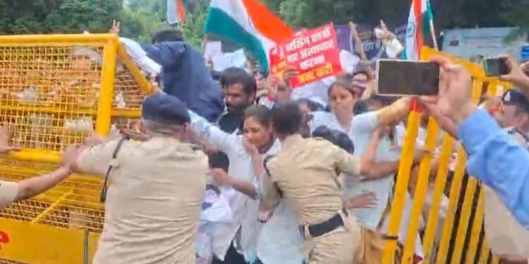 मध्य प्रदेश: नर्सिंग छात्रों का फूटा गुस्सा, बैरिकेडिंग तोड़ सांसद कार्यालय में घुसे