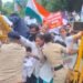 मध्य प्रदेश: नर्सिंग छात्रों का फूटा गुस्सा, बैरिकेडिंग तोड़ सांसद कार्यालय में घुसे