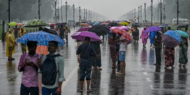सुहाना हुआ मौसम… दिल्ली-NCR में झमाझम बारिश, इन राज्यों के लिए ये अलर्ट