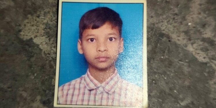 पतंग उतारने के दौरान खुले नाले में गिरा 15 साल का छात्र, दिनभर रेस्क्यू के बाद भी नहीं मिला मिथुन