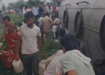 MP: हाईवे पर पलटा टैंकर, रिफाइंड ऑयल समझ तारपीन का तेल लूट ले गए ग्रामीण- VIDEO