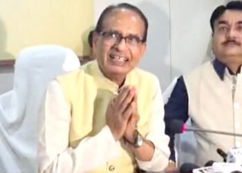 महंगी चीनी पर पूछा सवाल… मीटिंग में कुर्सी से उठ खड़े हुए शिवराज सिंह चौहान, पत्रकारों को दिया ये जवाब