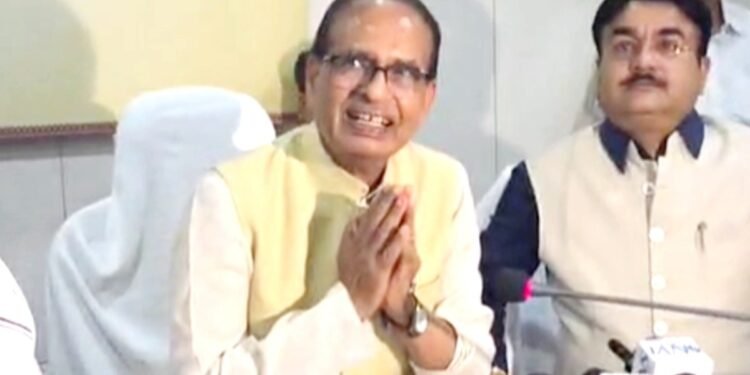 महंगी चीनी पर पूछा सवाल… मीटिंग में कुर्सी से उठ खड़े हुए शिवराज सिंह चौहान, पत्रकारों को दिया ये जवाब