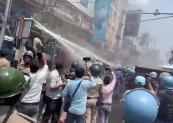पटना में बैरिकेड्स तोड़ CM आवास की ओर बढ़ रहे छात्रों पर लाठीचार्ज, कई हिरासत में