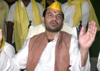 ‘पुष्पक विमान छोड़कर नाव पर बैठिए CM साहब’ , सम्राट चौधरी के हवाई सर्वे पर तेज प्रताप का तंज