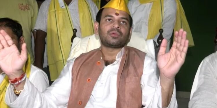 ‘पुष्पक विमान छोड़कर नाव पर बैठिए CM साहब’ , सम्राट चौधरी के हवाई सर्वे पर तेज प्रताप का तंज