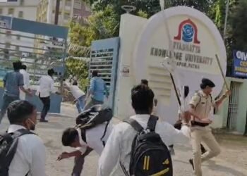 पटना: पुलिस ने छात्रों पर किया लाठीचार्ज, जवाब में प्रदर्शनकारियों ने घेरकर पीटा, दो जवान घायल, VIDEO