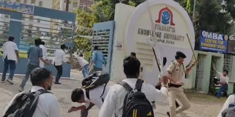 पटना: पुलिस ने छात्रों पर किया लाठीचार्ज, जवाब में प्रदर्शनकारियों ने घेरकर पीटा, दो जवान घायल, VIDEO