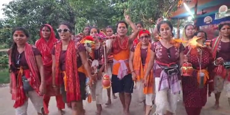 पिता की अनोखी भक्ति, परिवार की 19 बेटियों संग कांवड़ लेकर निकले बाबाधाम