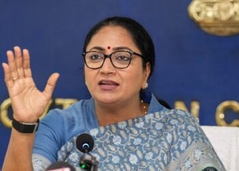 दिल्ली की महिलाओं को कल मिलेंगे ₹2500, रक्षाबंधन से पहले रेखा सरकार का तोहफा
