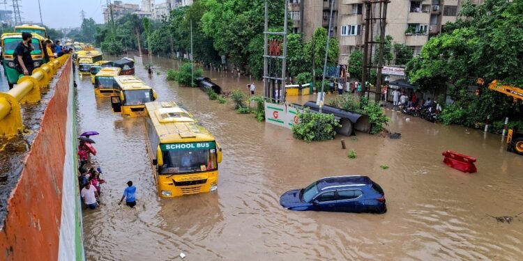 ‘7 साल की बेटी 8 घंटे स्कूल बस में फंसी रही…’, गुरुग्राम जलभराव और बदइंतजामी से सदमे में पिता