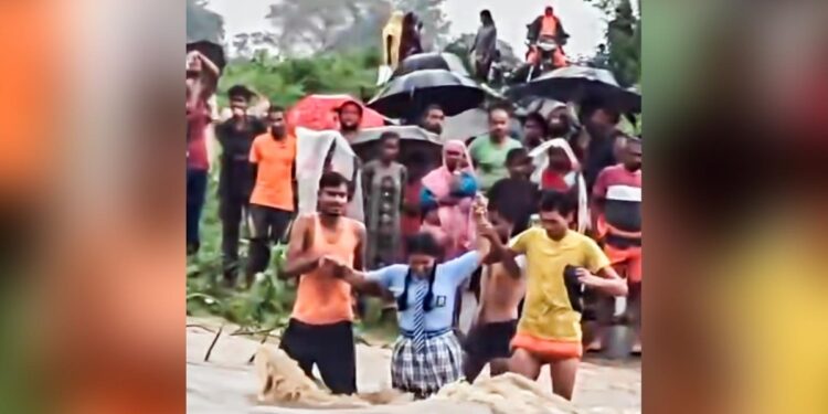 जान हथेली पर, पीठ पर बस्ते, सिंगरौली में उफनते नाले में बहने लगे मासूम, ग्रामीणों ने बचाई जान, वीडियो