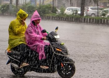 बारिश बनी आफत! दिल्ली-NCR में रेड अलर्ट, ऑफिस जाने से पहले देखें ट्रैफिक अपडेट