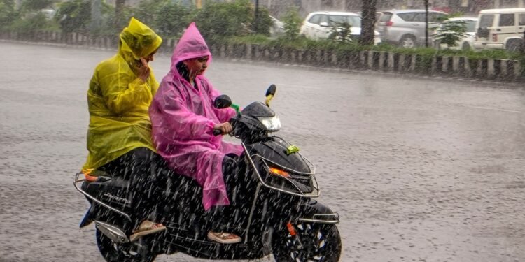 बारिश बनी आफत! दिल्ली-NCR में रेड अलर्ट, ऑफिस जाने से पहले देखें ट्रैफिक अपडेट