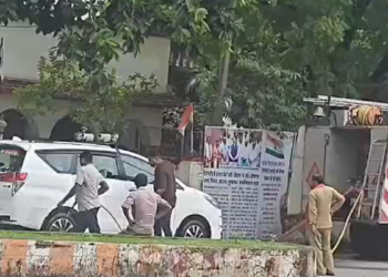 फायर ब्रिगेड बनी विधायक जी का वाशिंग सेंटर, दमकल के पानी से चमकाई गई गाड़ी