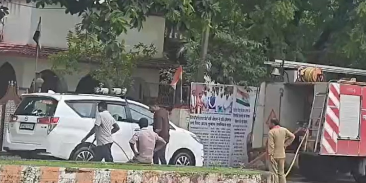 फायर ब्रिगेड बनी विधायक जी का वाशिंग सेंटर, दमकल के पानी से चमकाई गई गाड़ी