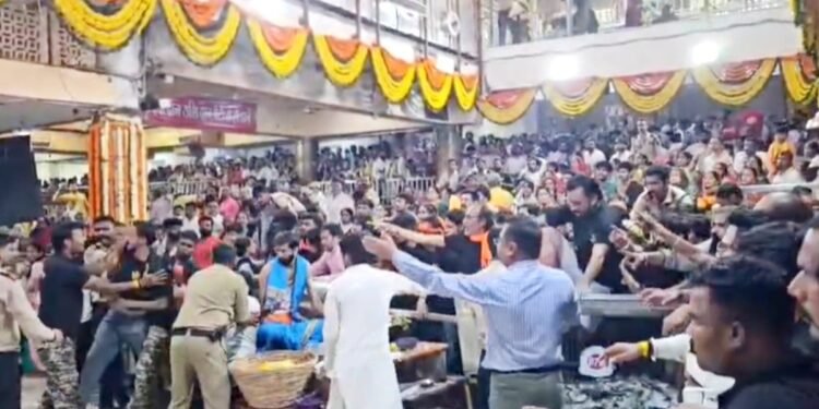 महाकाल मंदिर में भारी उपद्रव: जबरन नंदी हॉल में घुसे कांवड़ यात्री, दान पेटियां फेंकी; 6 सिक्योरिटी गार्ड घायल