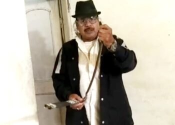 पैंट पहना तो अंदर छिपा था सांप! युवक की फूल गईं सांसें, सर्प मित्र के आने पर जगह से हिल पाया