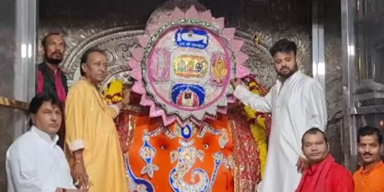 मां काली और महाकाल… खजराना गणेश को अर्पित की 40 इंच की स्पेशल राखी, 24 साल से निभा रहे परंपरा