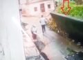 सिर्फ 1-2 सेकेंड का था फासला… पैदल जा रहे युवक पर गिरते-गिरते बची पुरानी दीवार, देखें लाइव वीडियो