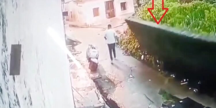 सिर्फ 1-2 सेकेंड का था फासला… पैदल जा रहे युवक पर गिरते-गिरते बची पुरानी दीवार, देखें लाइव वीडियो