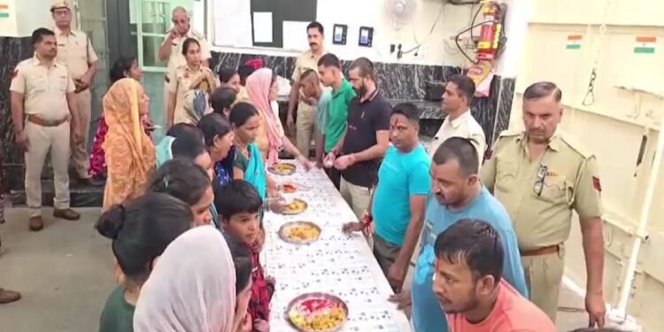 सलाखें भी न रोक सकीं बहन का प्यार, सोनीपत जेल में कलाई पर सजी राखी, तो छलक पड़े आंसू
