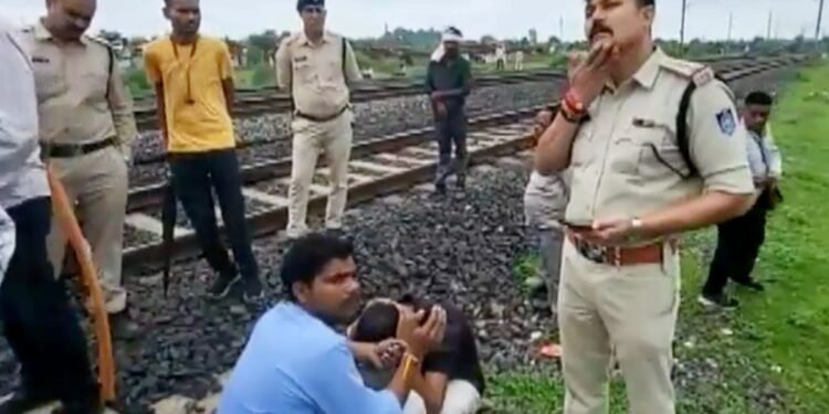 छोटा भाई बहन को लेने गया था, पीछे सब खत्म… दमोह में बेटे की मौत के बाद माता-पिता भी ट्रेन के आगे कूदे, रक्षाबंधन के दिन उजड़ा परिवार