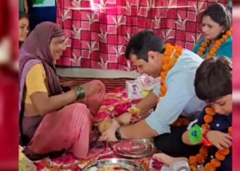 IAS अफसर ने बस्ती में जाकर बंधवाई राखी, छुए बहनों के पैर… पत्नी और बेटे को भी ले गए संग, लिखा- त्योहारों की असली खूबसूरती अपनों में है